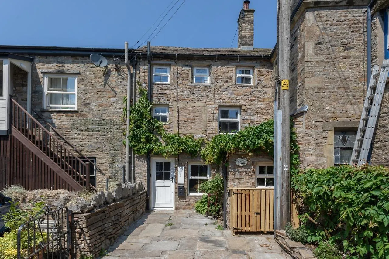 Chapel Cottage With Log Burner Hawes 0*,